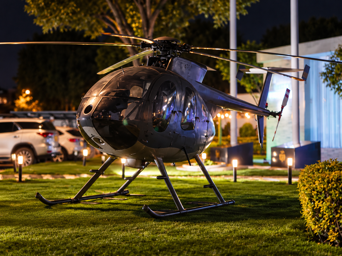 Helicóptero iluminado en la noche