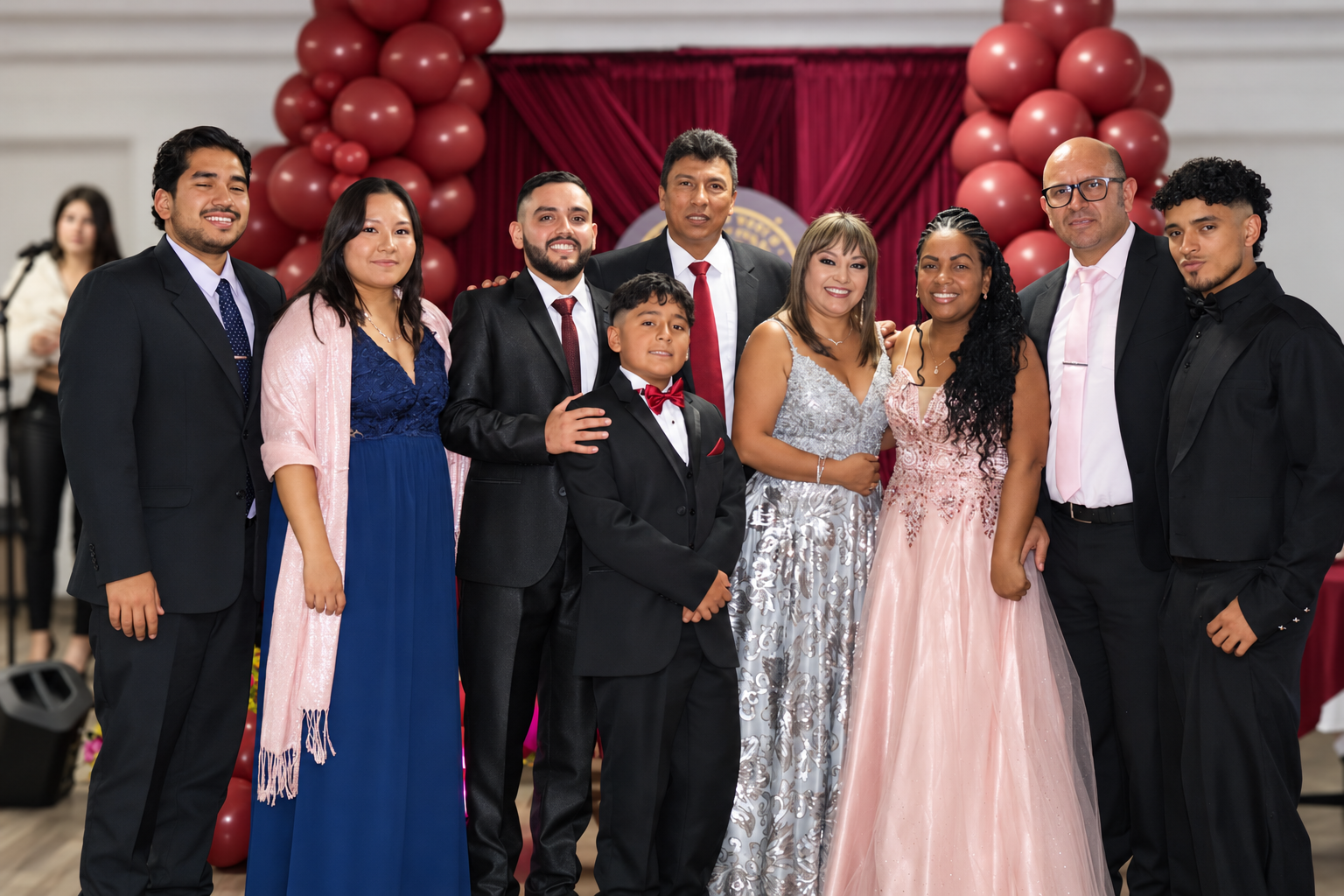 Retrato de gala con globos burdeos